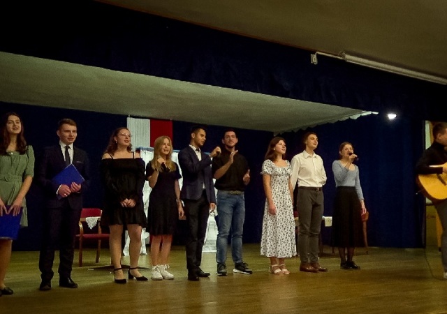 Aktorzy i wokaliści w piosence finałowej